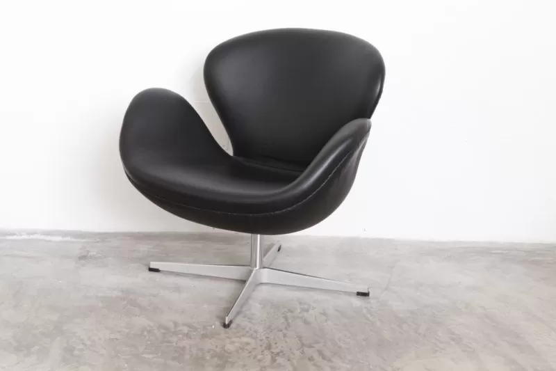 Poltroncina-Swan-Arne-Jacobsen-2