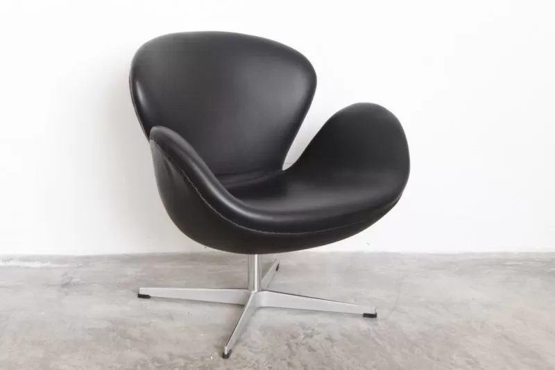 Poltroncina-Swan-Arne-Jacobsen-3
