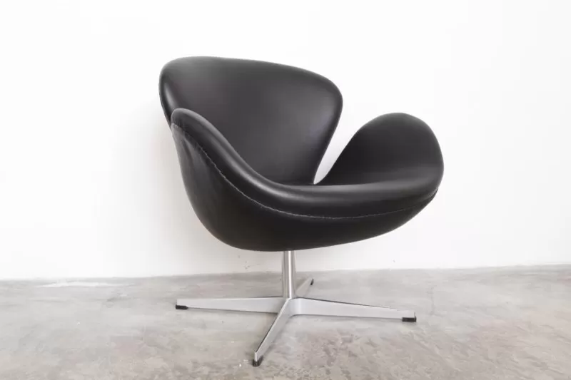 Poltroncina-Swan-Arne-Jacobsen-4