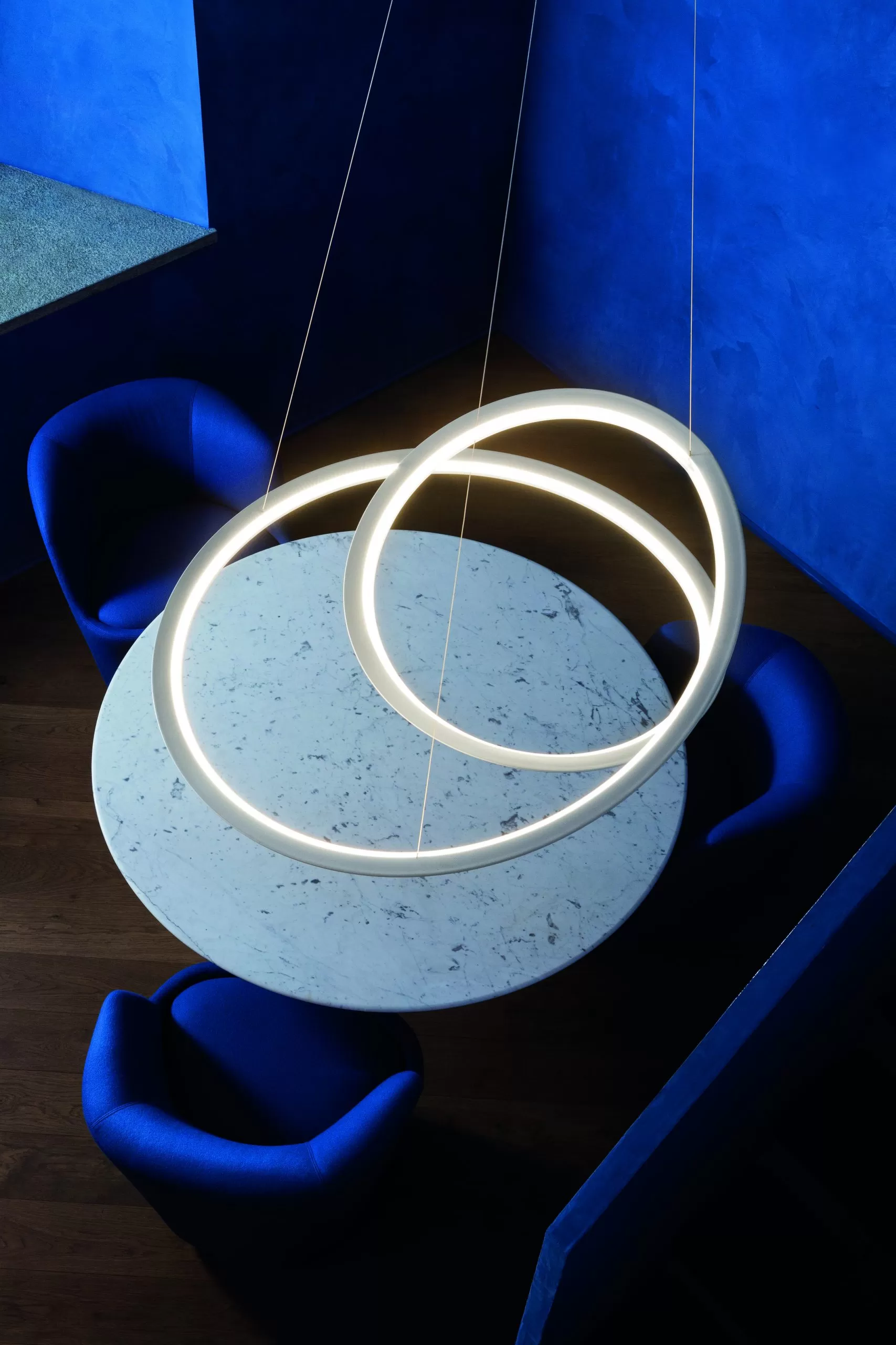 Disegnata da Arihiro Miyake, sulla base del principio geometrico del nastro di Moebius, Kepler coniuga eleganza e modernità, per un'illuminazione diffusa e confortevole.